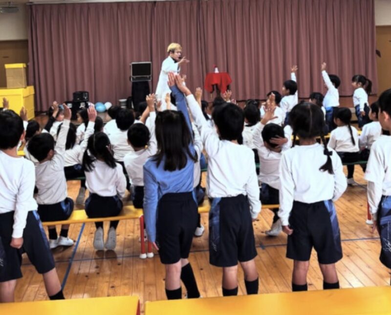 兵庫県の幼稚園の園児たちの前で行うマジックショー