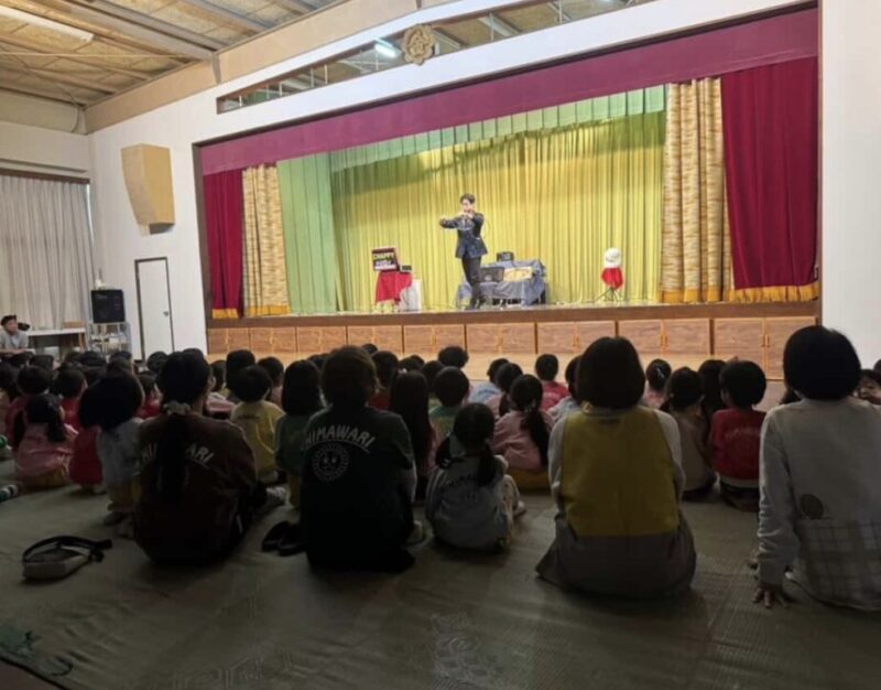 兵庫県の幼稚園、お誕生日会にてマジックショー