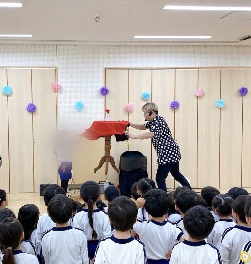 大阪の幼稚園で、園児参加型のマジックショー