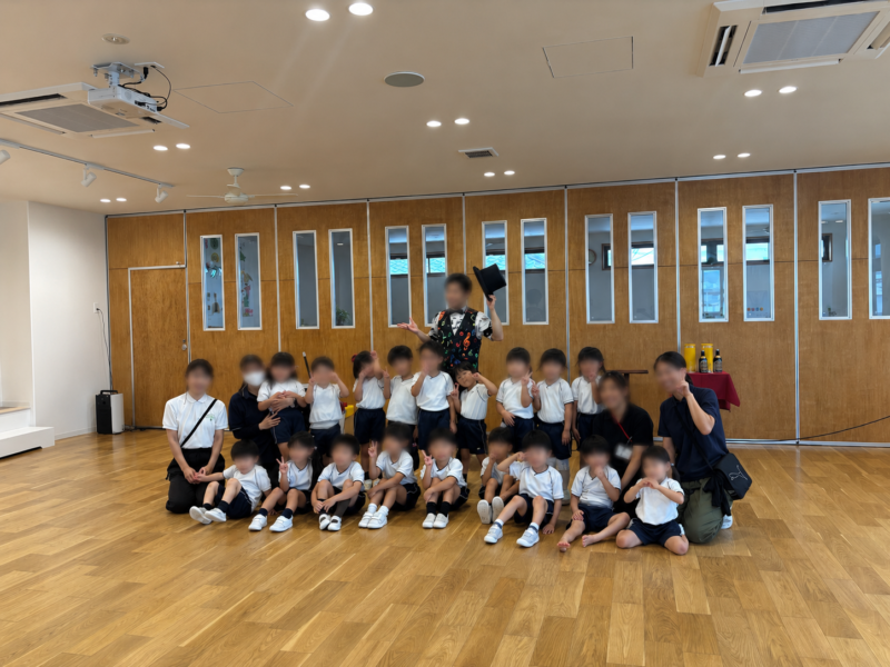 大阪の幼稚園にて、園児達との集合写真