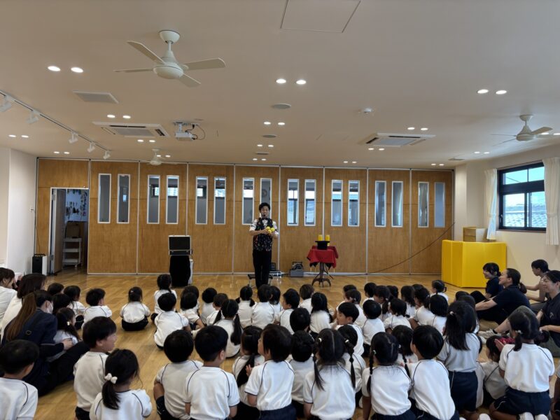 幼稚園でのマジックショー中の写真