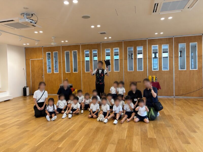 園児たちとの集合写真